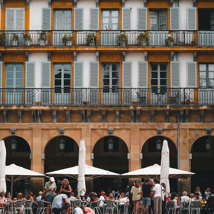Family terraces and cafés for calm evenings in Toronto